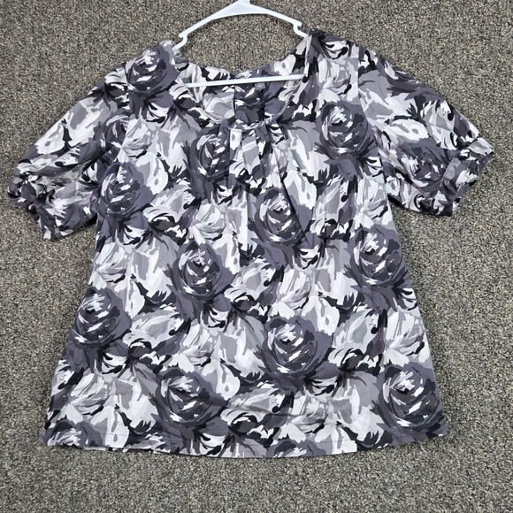 Apt. 9 Tops - Apt. 9 Floral Blouse Womens XL Gray Short Sleeve Pleated Neck Stretch Top